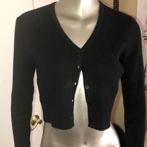 BLACK CROPPED LONG SLEEVED KNIT SWEATER